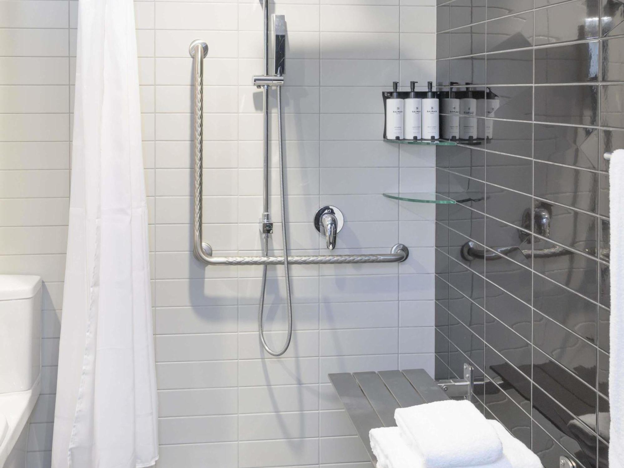 Chambre Lit Queen-Size Classique pour Personnes à Mobilité Réduite